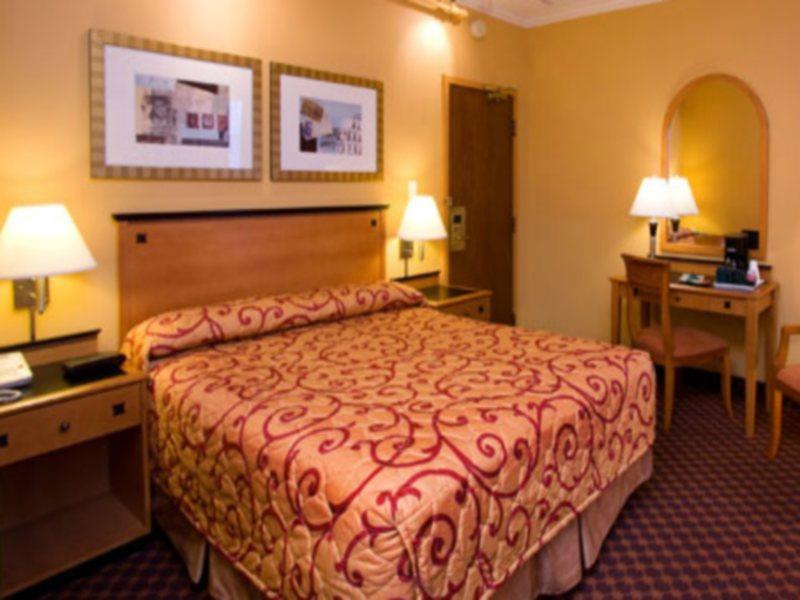 Howard Johnson By Wyndham Vancouver Downtown Bagian luar foto