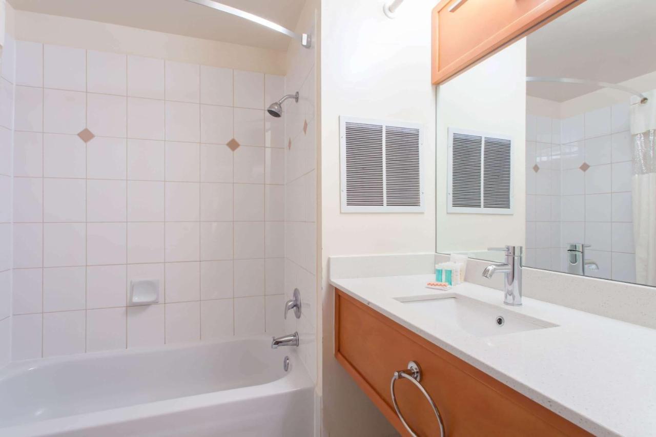Howard Johnson By Wyndham Vancouver Downtown Bagian luar foto