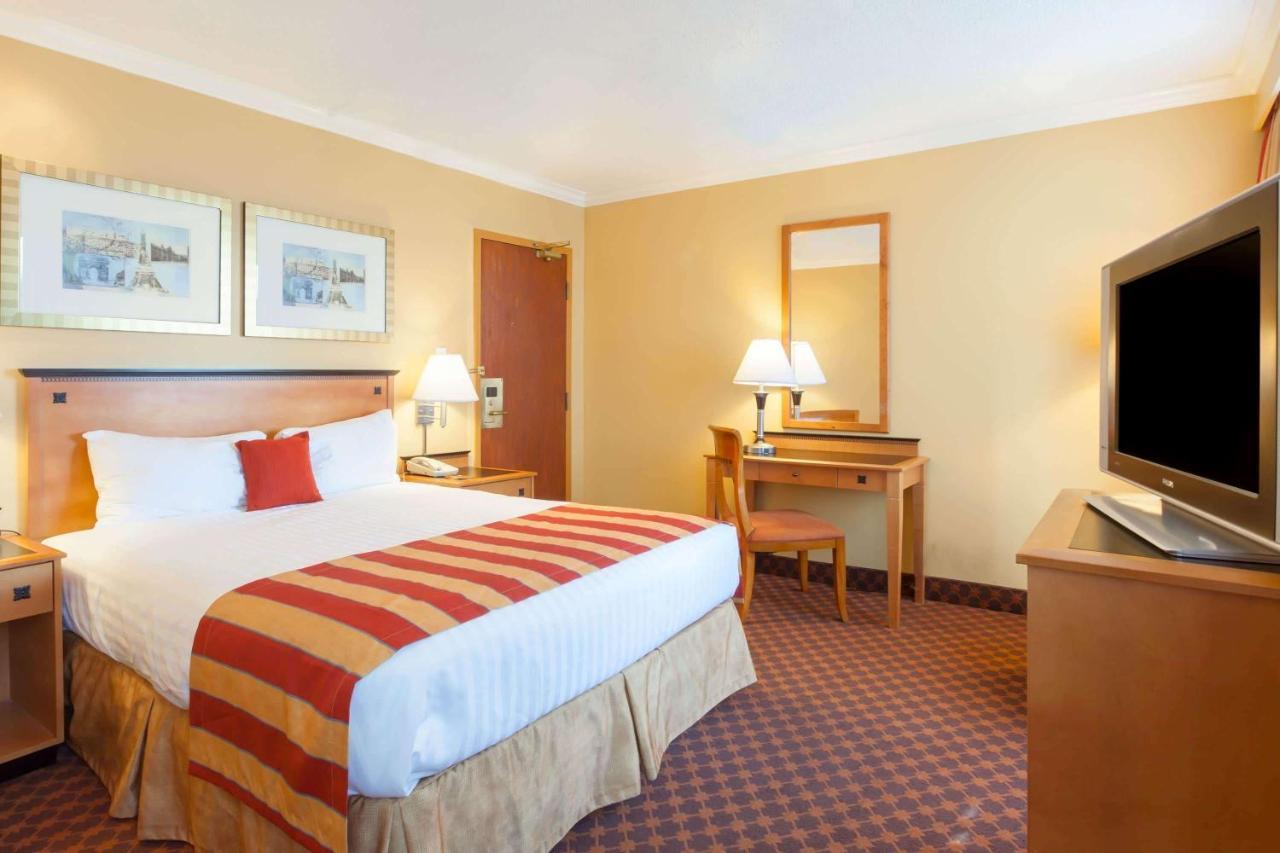 Howard Johnson By Wyndham Vancouver Downtown Bagian luar foto
