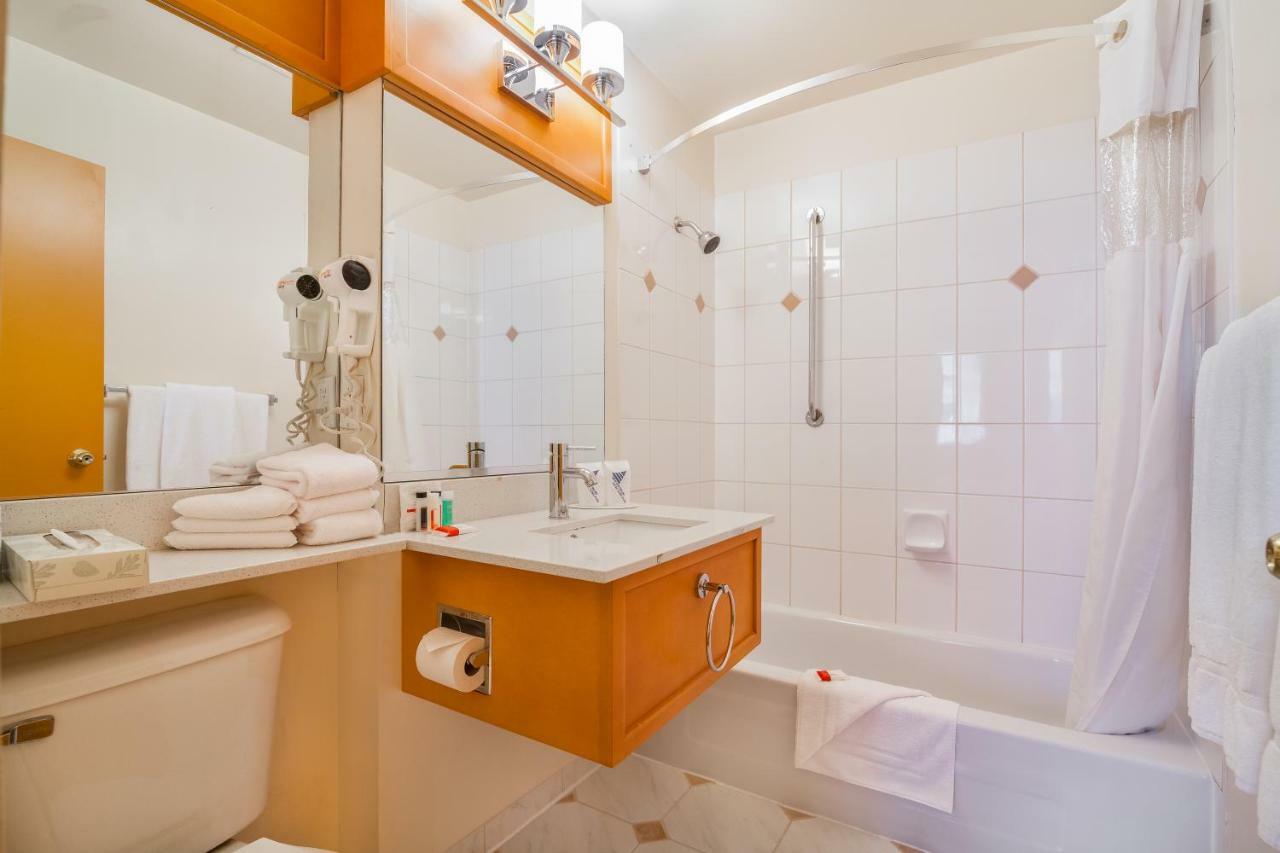 Howard Johnson By Wyndham Vancouver Downtown Bagian luar foto